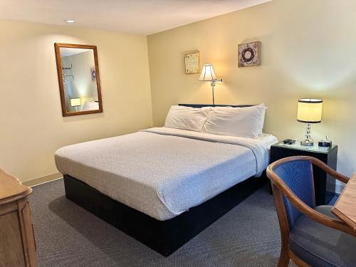 Postel nebo postele na pokoji v ubytování Skaneateles Inn on 20