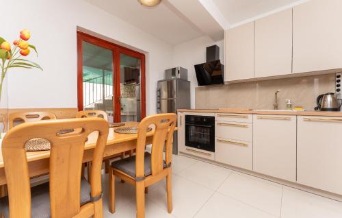 2 Bedroom Nice Apartment In Biograd Na Moru