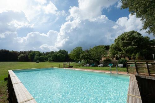 索维奇勒Historic Villa With Pool In Siena Hills的一个带田野的庭院里的一个大型游泳池