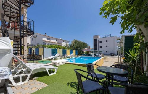 Bazén v ubytování Two-Bedroom Apartment In Okrug Gornji nebo v jeho okolí