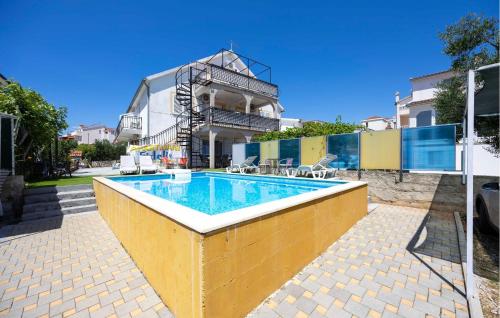 Two-Bedroom Apartment In Okrug Gornji