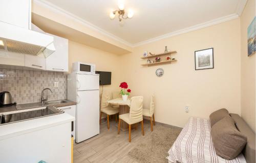 Kuchyň nebo kuchyňský kout v ubytování Two-Bedroom Apartment In Okrug Gornji