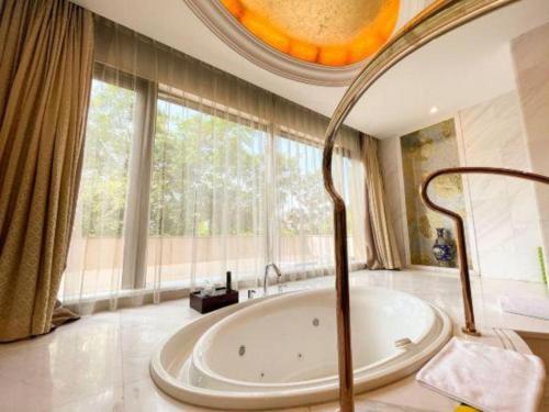 a large bathroom with a large tub in front of a window at Changzhou Fudu Qingfeng Garden Hotel in Changzhou
