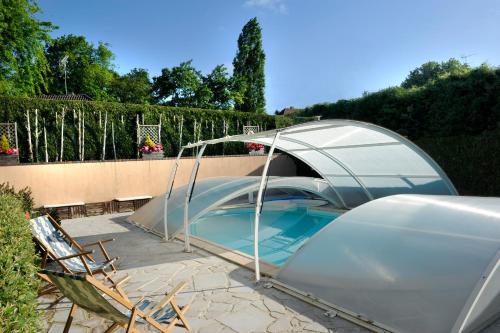 - une piscine avec un couvercle au-dessus d'une voiture dans l'établissement La Chambre D'amis LA COSTIGNIERES, à Montgueux