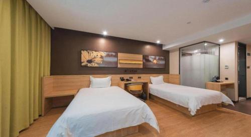 Ένα ή περισσότερα κρεβάτια σε δωμάτιο στο IU Hotel Changsha Railway Station Branch