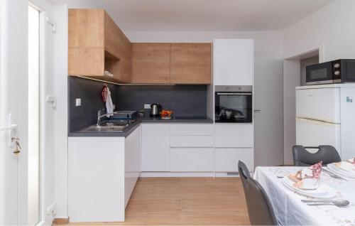 Nice Apartment In Starigrad With Wifi