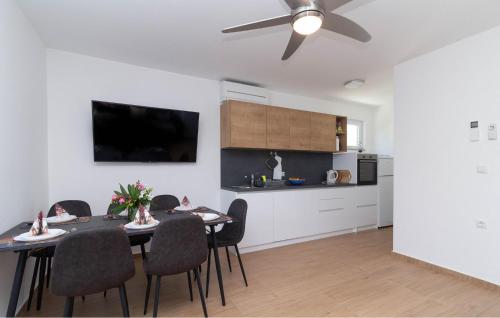Beautiful Apartment In Starigrad With Wifi