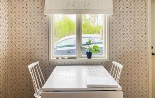 モンステロアスにある3 Bedroom Nice Home In Mönsteråsの窓付きの客室で、白いテーブルと椅子が備わります。