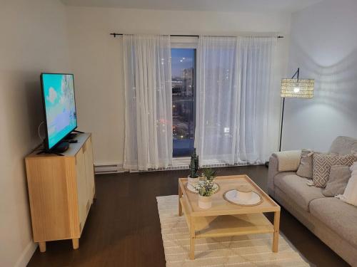 TV a/nebo společenská místnost v ubytování Practical Comfortable Condo Panoramic View 10th