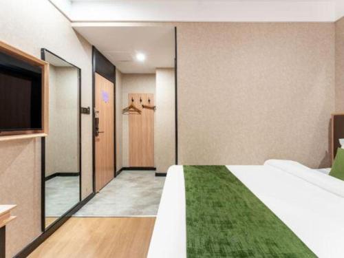 Ένα ή περισσότερα κρεβάτια σε δωμάτιο στο Shell Hotel Shandong Jinan Daming Lake