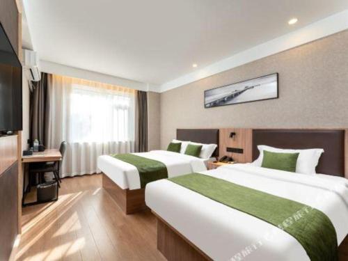 Ένα ή περισσότερα κρεβάτια σε δωμάτιο στο Shell Hotel Shandong Jinan Daming Lake