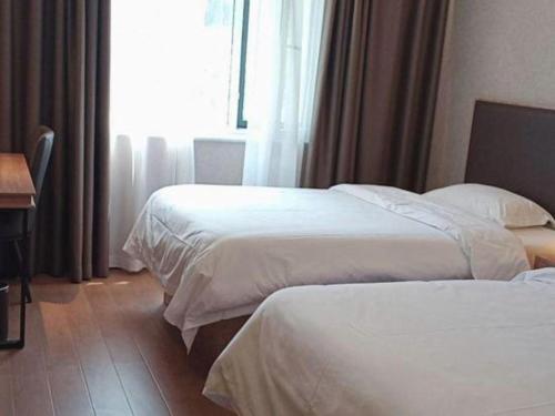 Ένα ή περισσότερα κρεβάτια σε δωμάτιο στο Shell Hotel Shandong Jinan Daming Lake