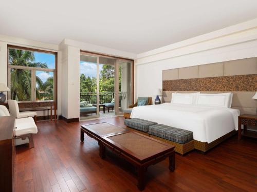 Postel nebo postele na pokoji v ubytování Swissôtel Sanya Yalong Bay