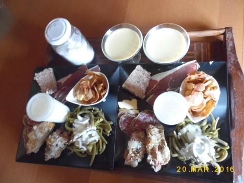 Makanan di atau berdekatan rumah tamu ini