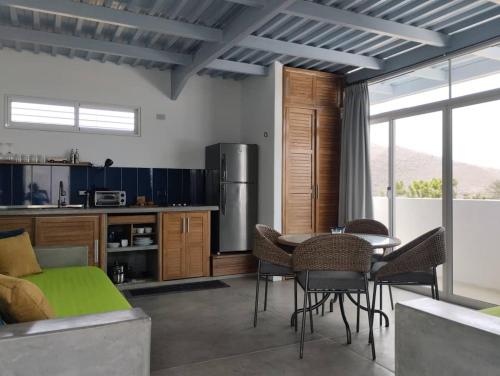 a kitchen and dining room with a table and chairs at Altos de Guarame in Flandes