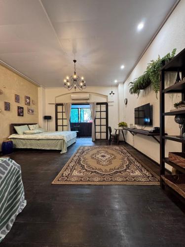 Una cama o camas en una habitación de Sure Home