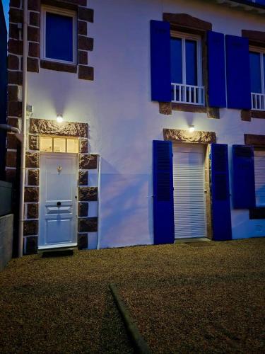 un bâtiment avec une porte bleue et un bâtiment dans l'établissement CLINT HOUSE - Appartement 