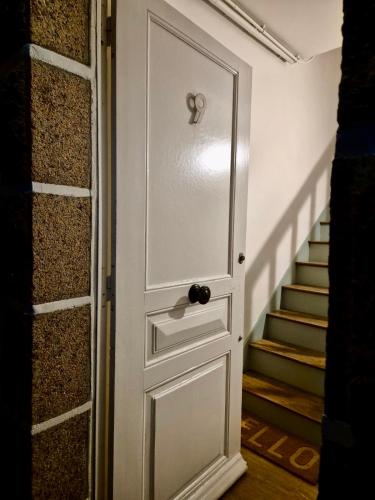 une porte avec un numéro huit dessus dans un couloir dans l'établissement CLINT HOUSE - Appartement 