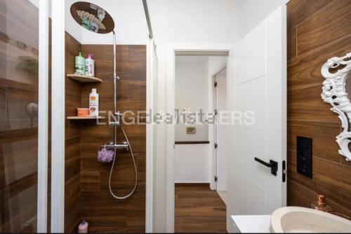 ein Badezimmer mit Dusche und Waschbecken in der Unterkunft Mermaid Chalet Boutique La Barrosa mar a 200mt in Chiclana de la Frontera