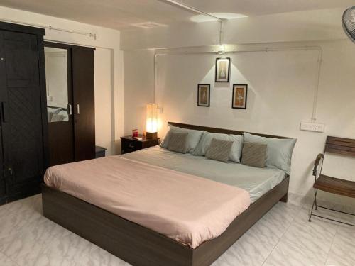 Ένα ή περισσότερα κρεβάτια σε δωμάτιο στο Studio apartment in split level bungalow with pool access