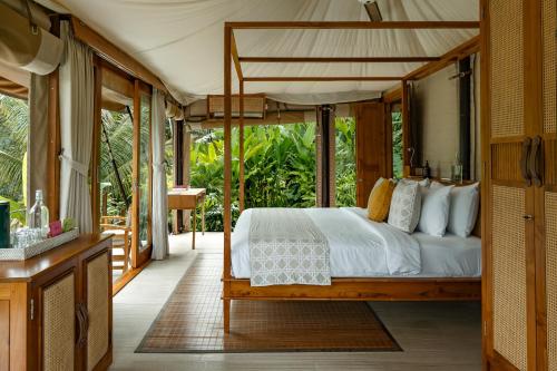 Rúm í herbergi á Nadi Nature Resort - Adults Only