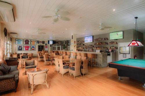 a room with a pool table and a bar at Kingsleys Hotel and Gastro Pub in Angeles