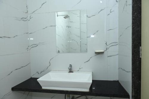 Un baño de Hotel RRR Palace