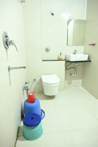 Un baño de Hotel RRR Palace