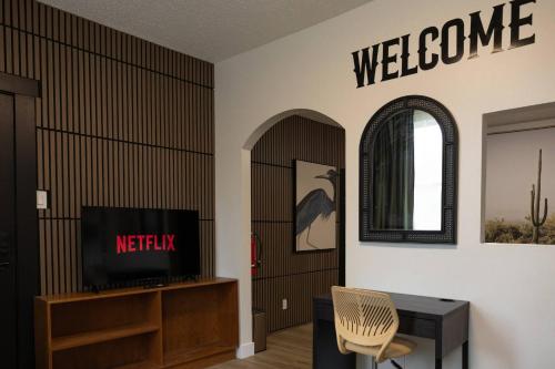 TV a/nebo společenská místnost v ubytování Western Vibes Retreat by Calgary Stampede