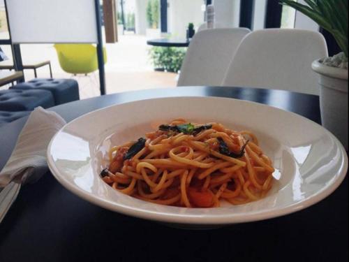 Makanan di atau berdekatan hotel