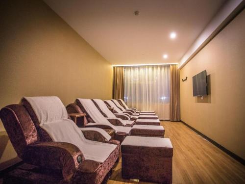 a row of chairs in a waiting room at Shanghai Fuyue Hotel in Shanghai