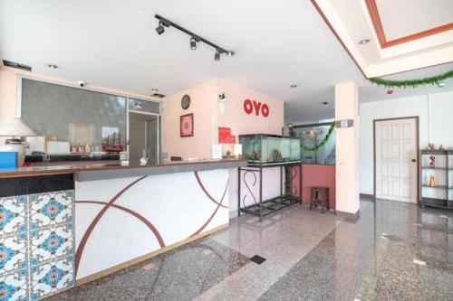 una grande stanza con bancone in un negozio di OYO 519 B Min Airport a Bangkok