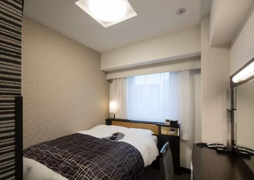 Postel nebo postele na pokoji v ubytování APA Hotel Kanda Ekimae