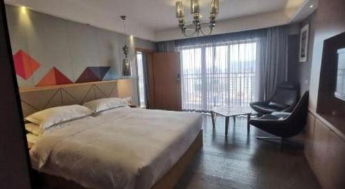 Postel nebo postele na pokoji v ubytování Borrman Hotel Zhaoqing Sihui Tianguangxu Jade City