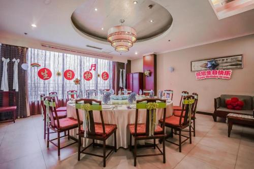 a dining room with a table and chairs at Linyi Blue Horizon Intenational Hotel in Linyi