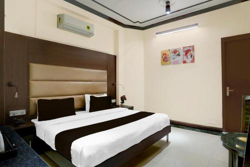 a bedroom with a large bed in a room at Super Townhouse Sushant Lok Phase 1 Formerly Hotel Neven in Gurgaon