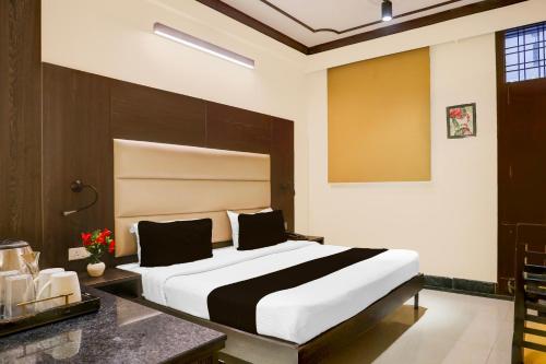 a bedroom with a large bed in a room at Super Townhouse Sushant Lok Phase 1 Formerly Hotel Neven in Gurgaon