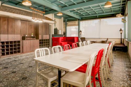 a conference room with a long table and chairs at Super Townhouse Sushant Lok Phase 1 Formerly Hotel Neven in Gurgaon