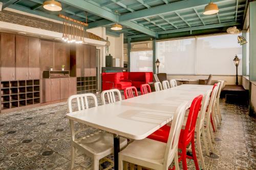 a conference room with a long table and chairs at Super Townhouse Sushant Lok Phase 1 Formerly Hotel Neven in Gurgaon