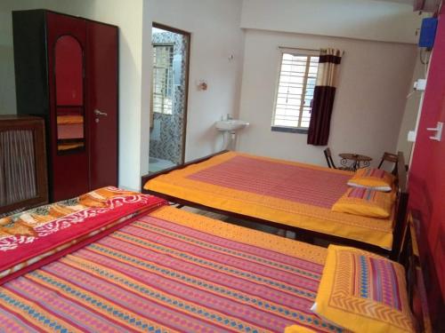 Postel nebo postele na pokoji v ubytování Bichitrita Homestay