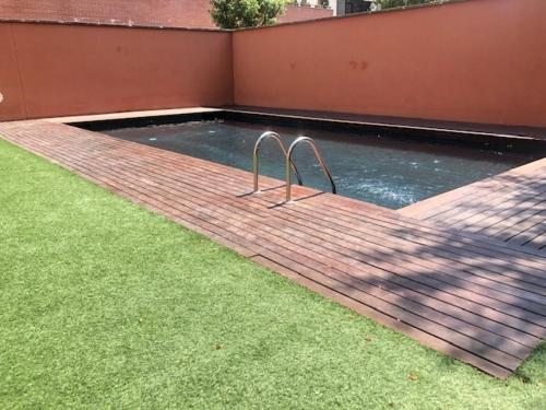 Quiet modern 2 bed apartment with Balcony, Pool and Free Parking