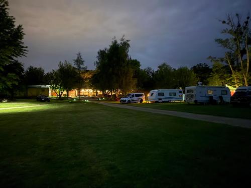 un gruppo di cammelli parcheggiati in un parco di notte di ATC Apollo Lednice a Břeclav