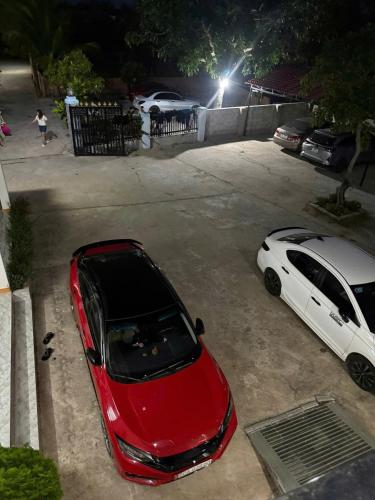 zwei Autos parken nachts auf einem Parkplatz in der Unterkunft Nhà Nghĩ 9 Trần in Hàm Tân