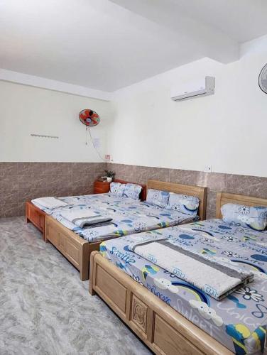 2 Einzelbetten in einem Zimmer mit in der Unterkunft Nhà Nghĩ 9 Trần in Hàm Tân