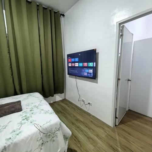 TV a/nebo společenská místnost v ubytování Davao City Airport Transient Rooms by Lemonique