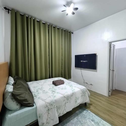 TV a/nebo společenská místnost v ubytování Davao City Airport Transient Rooms by Lemonique