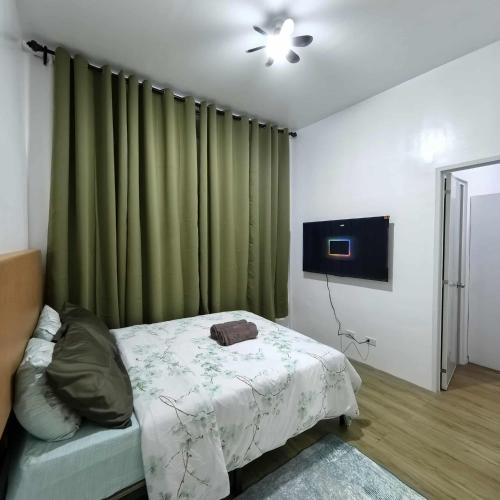 TV a/nebo společenská místnost v ubytování Davao City Airport Transient Rooms by Lemonique