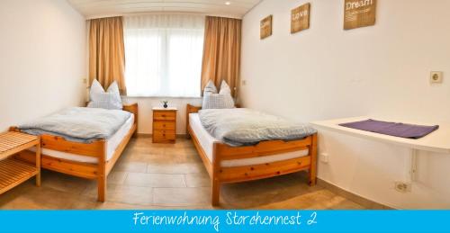 Habitación con 2 camas y bañera. en Ferienwohnung Storchennest 2, en Waldshut-Tiengen