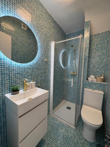 ein Badezimmer mit Dusche, Toilette und Waschbecken in der Unterkunft Aguadulce bay apartments 1 in Aguadulce