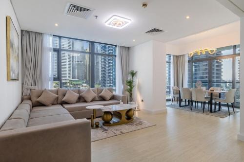 Luxury 2BHK Stunning Skyline Lakeview in JLT 401